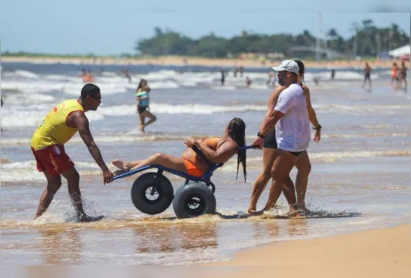 Projeto que oferece banho de mar para pessoas com deficiência está de volta