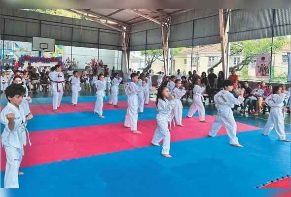 Troca de faixa e novos desafios para crianças e adolescentes de projeto social