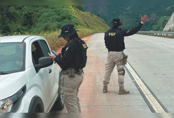Agentes da Polícia Rodoviária Federal durante abordagem a veículo em rodovia do Estado