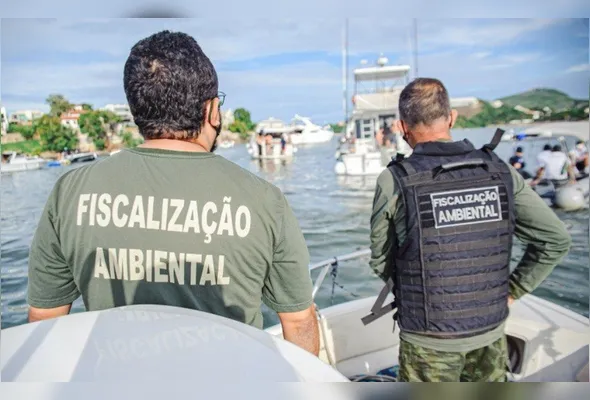 Fiscais da prefeitura durante a ação, realizada na Área de Proteção Ambiental Baía das Tartarugas, em Vitória