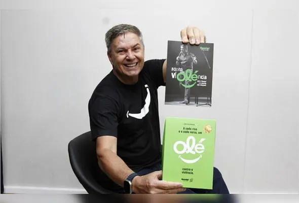 O humorista Rossini Macedo revela, no livro, a violência doméstica que marcou sua vida na infância  e como a arte ajuda a superar desafios