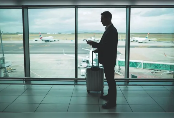 Passageiro aguarda em aeroporto voo atrasado: recurso da Azul em relação à aplicação do Código do Consumidor