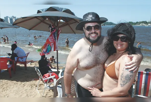 O casal de turistas a  professora Bárbara Codogno, 34, e o engenheiro André Bawer, 34, pagou R$ 70   pelo guarda-sol com cadeiras, sem   consumação mínima, na Curva da Jurema. 
“Infelizmente, a gente se acostumou a pagar R$ 200 no litoral de São Paulo, então nem achamos ruim. A diferença é que lá o valor pode ser abatido do que é consumido. No geral, estamos gostando bastante de Vitória”, diz André.