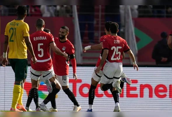 Salah celebra junto aos companheiros o gol que garantiu o Egito nas oitavas de final da Copa Africana de Nações