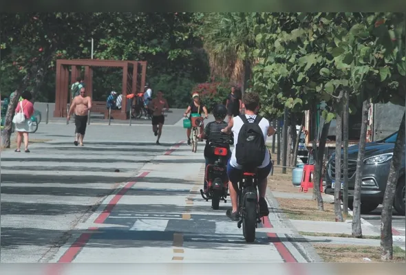 Jovens circulam na orla de Camburi: principais motivos de  acidentes são alta velocidade e ausência de capacete