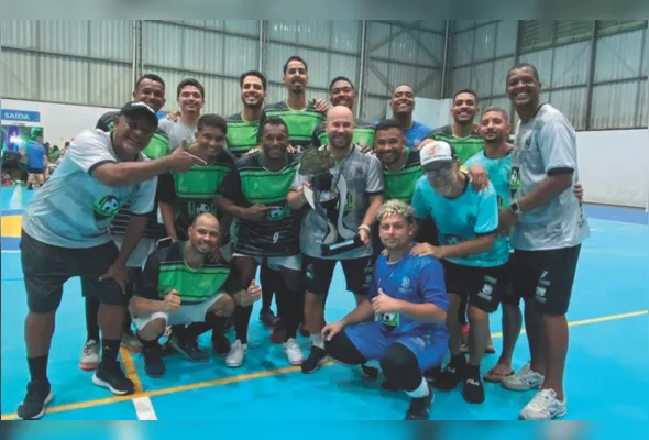 Jogadores comemoram o título