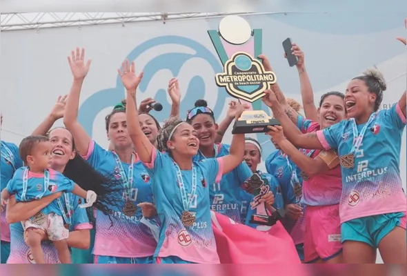 JOGADORAS DO SÃO PEDRO levantam a taça do hexacampeonato