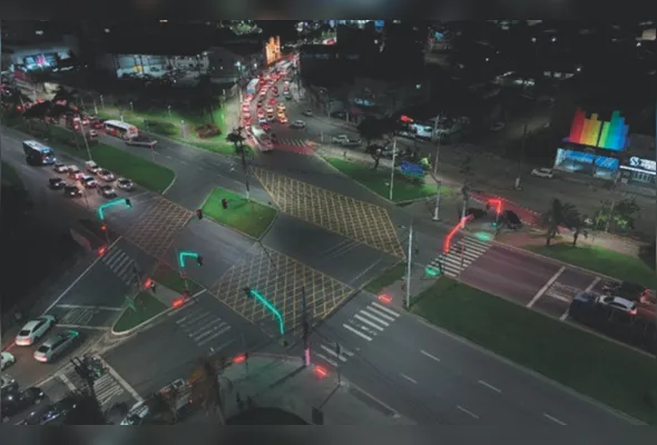 Faixas de pedestres têm iluminação especial na avenida inteligente