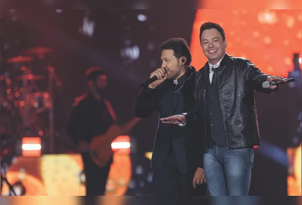 A dupla João Bosco e Vinícius faz show gratuito hoje, às 22h30, na Serra