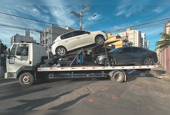 Veículos sendo removidos das ruas de Guarapari durante  Operação Verão: principais ocorrências foram na Praia do Morro e no Centro da cidade