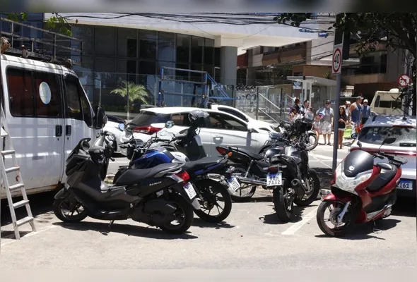 Motociclistas e motoristas disputaram espaços no meio da rua