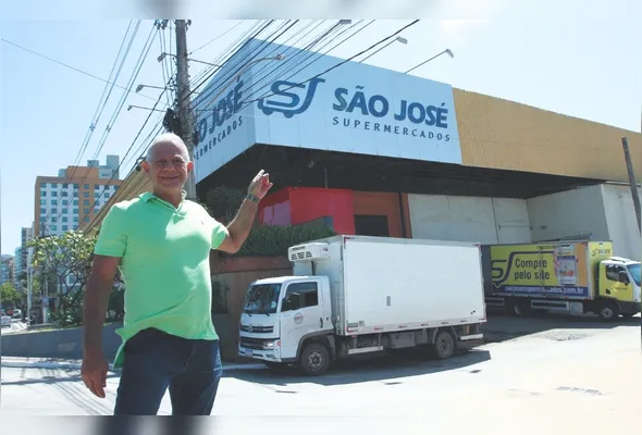 José Henrique Neffa mostra parte do Supermercado São José que fica em frente ao Canal de Camburi, onde será instalado o beach club