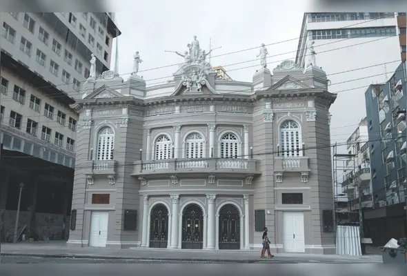 Fachada do Teatro Carlos Gomes foi toda recuperada. Local ganhou ainda novos camarins e  banheiros acessíveis