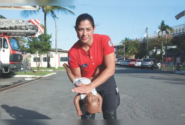 Carla Andresa, capitã do Corpo de Bombeiros, destaca que agir rápido e corretamente em emergências pode salvar vidas