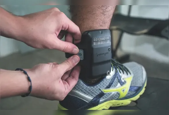 Dispositivo é fixado no tornozelo do monitorado por meio de uma cinta