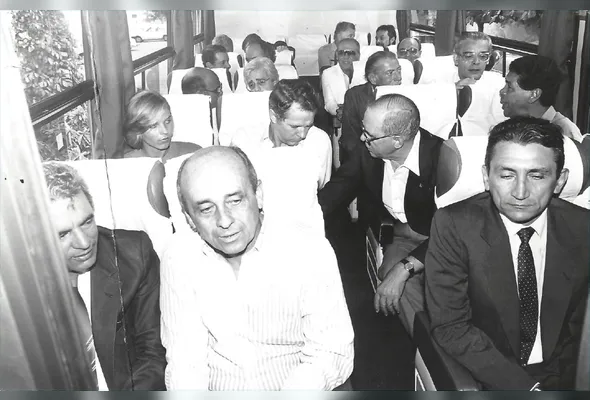 José Moraes (de branco, à frente), acompanhado de Gerson e Rita Camata nos bancos de trás. (14/01/1987)