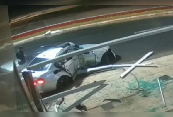 Imagem ilustrativa da imagem VÍDEO | Carro perde o controle e atinge poste e fachada de prédio em Guarapari