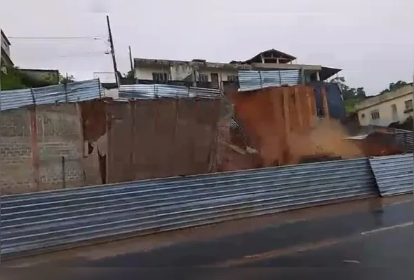 Três residências próximas à área atingida foram interditadas por risco estrutural