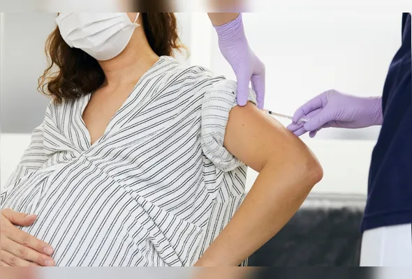 Gestantes começam a receber a nova vacina contra o VSR pelo SUS