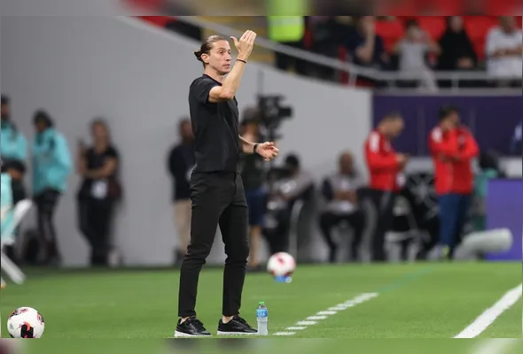 O técnico do Flamengo, Filipe Luís, dá instruções à beira do campo durante a partida da Copa Intercontinental da FIFA entre Flamengo e Pyramids em Doha, Catar, sábado, 13 de dezembro de 2025
