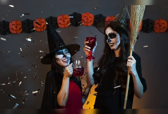 Jovens se divertem em festa de Halloween: fantasias ajudam a deixar os eventos ainda mais “assustadores”