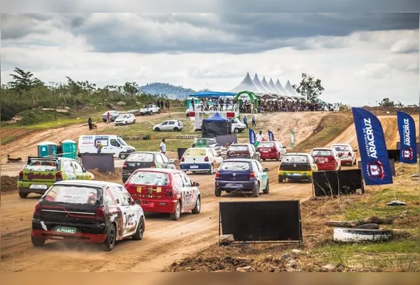 Carros durante a corrida: categoria “Graduados” ainda tem quatro na disputa pelo título