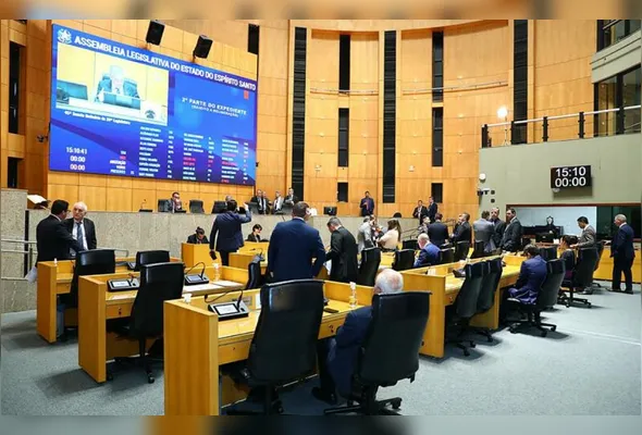Plenário da Assembleia: proposta aprovada reduzia valores abaixo de R$ 300 mil e chegava a triplicar os demais
