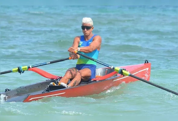 Vangelys Reinke é um dos atletas que estão participando do Campeonato Brasileiro de Remo de Praia na Curva da Jurema, em Vitória