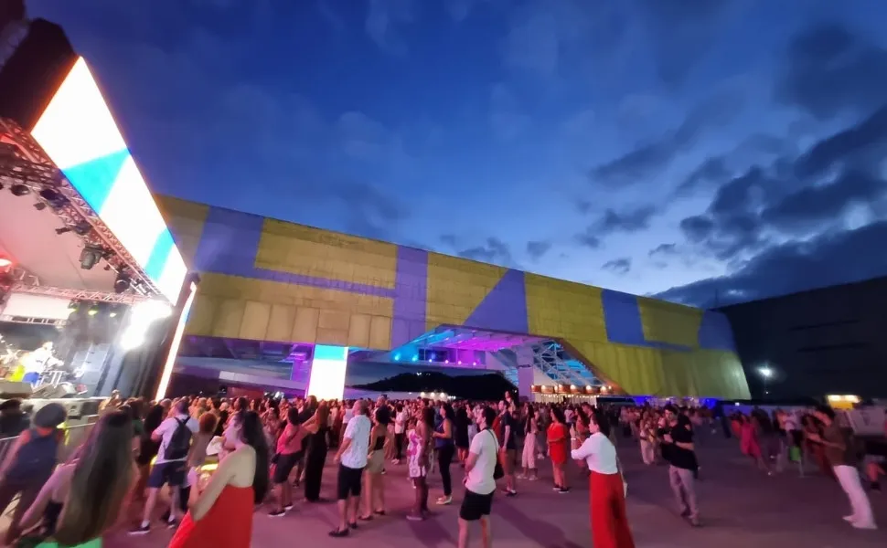 Temporada de Abertura do Cais das Artes com show da banda Casaca