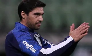Imagem ilustrativa da imagem Abel Ferreira, do Palmeiras, tem pena reduzida pelo STJD, mas segue suspenso
