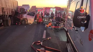 Imagem ilustrativa da imagem Acidente entre caminhão e van causa cinco mortes no Distrito Federal