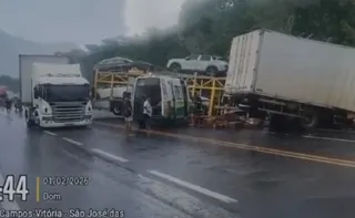 Imagem ilustrativa da imagem Acidente entre caminhões e ônibus de turismo interdita rodovia em Mimoso do Sul