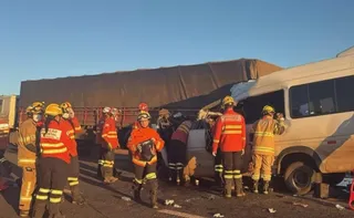 Imagem ilustrativa da imagem Acidente entre van e caminhão deixa 5 mortos e 11 feridos em rodovia do DF