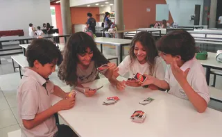 Imagem ilustrativa da imagem Alunos melhoraram notas após proibição de celular, dizem escolas