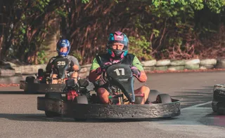 Imagem ilustrativa da imagem Após cirurgia no quadril, piloto volta às pistas de kart aos 61 anos