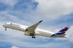 Imagem ilustrativa da imagem Avião da Latam faz pouso de emergência após bateria portátil explodir a bordo