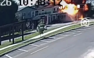 Imagem ilustrativa da imagem Avião que caiu sobre restaurante no RS deixou quatro mortos. Veja momento da queda