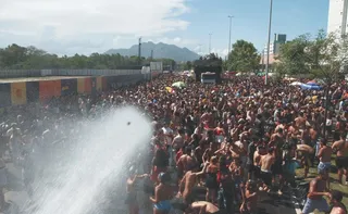 Imagem ilustrativa da imagem Bloco Kustelão arrasta multidão em Jardim Camburi