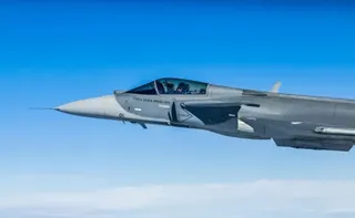 Imagem ilustrativa da imagem Brasil apresenta primeiro caça F-39 Gripen fabricado no país. Veja fotos