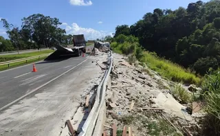 Imagem ilustrativa da imagem Carreta carregada de vidro tomba e interdita a BR-101 em Vila Velha