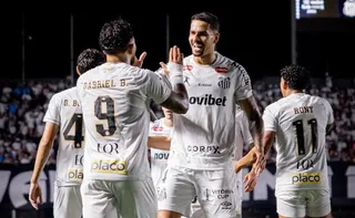 Imagem ilustrativa da imagem Com Neymar de volta e Cuca expulso, Santos bate Atlético-MG e reduz pressão