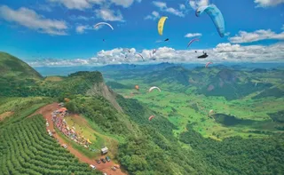 Imagem ilustrativa da imagem Competição de parapente colore o céu de Castelo com pilotos de 22 países