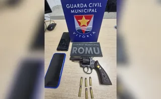 Imagem ilustrativa da imagem Dupla é presa ao tentar subornar guardas com arma ilegal