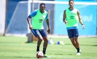 Imagem ilustrativa da imagem Edenilson chega ao Rio para assinar com o Botafogo