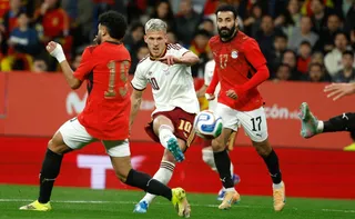 Imagem ilustrativa da imagem Espanha poupa titulares e apenas empata com o Egito; Holanda e Inglaterra frustram