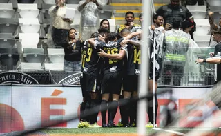 Imagem ilustrativa da imagem Everson brilha, Atlético-MG afunda Internacional e desencanta no Brasileirão