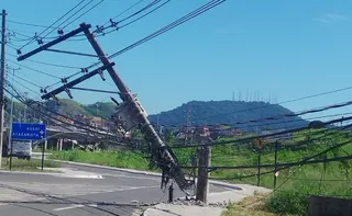 Imagem ilustrativa da imagem Faixa da Rod. Darly Santos, em Vila Velha, é interditada após caminhão puxar fiação