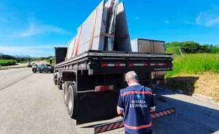 Imagem ilustrativa da imagem Fiscalização flagra irregularidades no transporte de mercadorias no Sul do Estado