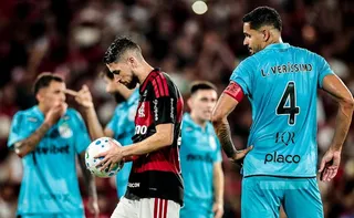 Imagem ilustrativa da imagem Flamengo vira sobre Santos em Maracanã lotado e se recupera após tropeços