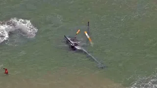 Imagem ilustrativa da imagem Helicóptero cai no mar da Praia da Barra da Tijuca, no Rio de Janeiro